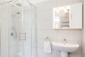 Regadera, secadora de cabello, bidet, toallas 