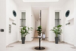 Interior - 11 Apt x 4 with balcony and A/C! FREE-WIFI (Bari)