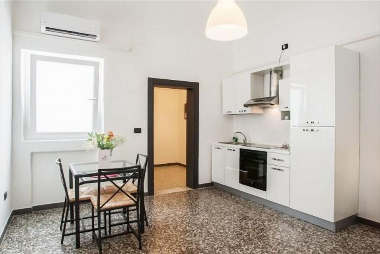 Fridge, oven, stovetop, coffee/tea maker