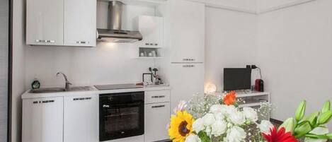 Refrigerador, horno, parrilla de estufa y cafetera y tetera