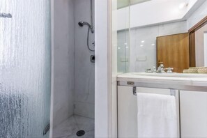 Doccia, asciugacapelli, bidet