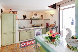 Fridge, oven, stovetop, coffee/tea maker