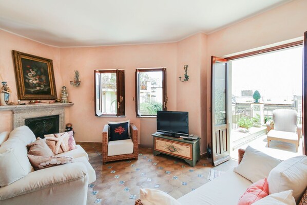 TV, fireplace