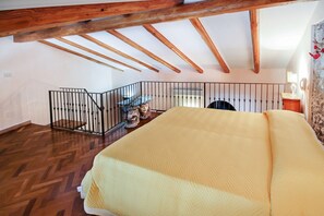 1 habitación y tabla de planchar con plancha