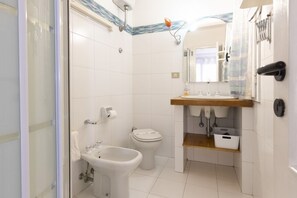 Dusj, hårføner og bidé
