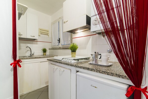 Fridge, oven, coffee/tea maker