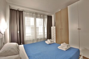 Desk, iron/ironing board, WiFi, bed sheets