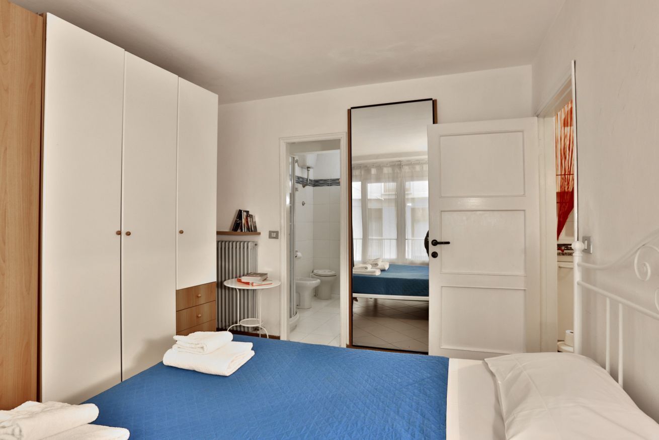 Desk, iron/ironing board, WiFi, bed sheets