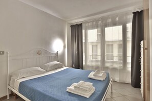 Escrivaninha, ferros/tábuas de passar roupa, Wi-Fi, roupa de cama