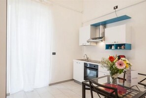 Fridge, oven, stovetop, coffee/tea maker