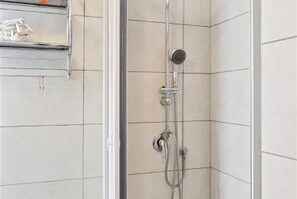Een douche, een haardroger, een bidet, handdoeken
