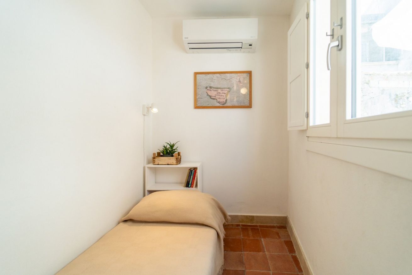 2 bedrooms, iron/ironing board, WiFi