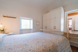 2 bedrooms, iron/ironing board, WiFi - GuestHost - Elegant and comfortable 107sqm apartment located on the 1st floor (without lift) of a characteristic period building that still retains its peculiar features, in an elegant setting in the heart of Ortigia (historic centre). Perfect for big gr (Siracusa)