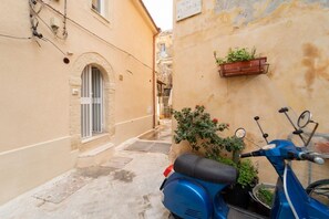 Property grounds - Elegant and comfortable 107sqm apartment located on the 1st floor (without lift) of a characteristic period building that still retains its peculiar features, in an elegant setting in the heart of Ortigia (historic centre). Perfect for big groups, our ap (Siracusa)