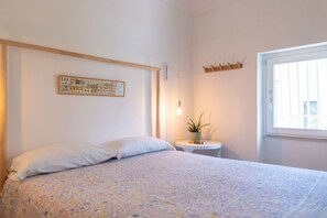 2 bedrooms, iron/ironing board, WiFi