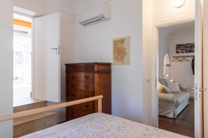 2 bedrooms, iron/ironing board, WiFi - Elegant and comfortable 107sqm apartment located on the 1st floor (without lift) of a characteristic period building that still retains its peculiar features, in an elegant setting in the heart of Ortigia (historic centre). Perfect for big groups, our ap (Siracusa)