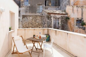 Unclassified image, 5 of 20, button - Elegant and comfortable 107sqm apartment located on the 1st floor (without lift) of a characteristic period building that still retains its peculiar features, in an elegant setting in the heart of Ortigia (historic centre). Perfect for big groups, our ap (Siracusa)