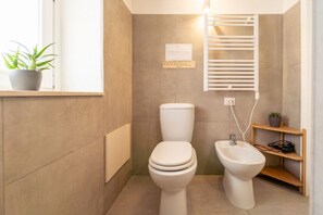 Dusche, Haartrockner, Bidet