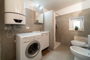 Shower, hair dryer, bidet - Elegant and comfortable 107sqm apartment located on the 1st floor (without lift) of a characteristic period building that still retains its peculiar features, in an elegant setting in the heart of Ortigia (historic centre). Perfect for big groups, our ap (Siracusa)