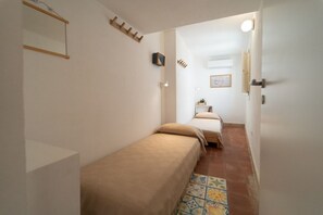 2 bedrooms, iron/ironing board, WiFi