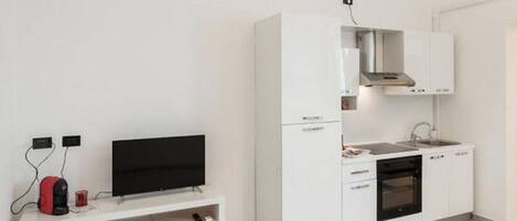 Refrigerador, horno, parrilla de estufa y cafetera y tetera