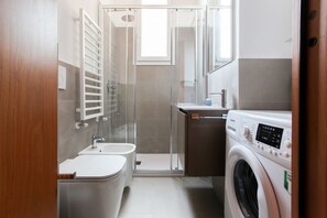 Bathtub, bidet