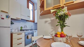 KĂŒhlschrank, Mikrowelle, Ofen, Herdplatte