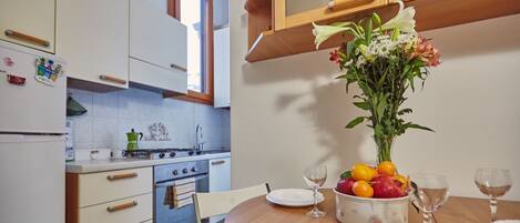 Een koelkast, een microgolfoven, een oven, een kookplaat