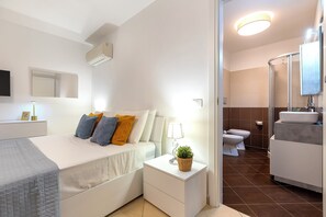 4 soverom, skrivebord, strykejern/-brett og reiseseng for barn