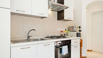 Kühlschrank, Mikrowelle, Ofen, Toaster