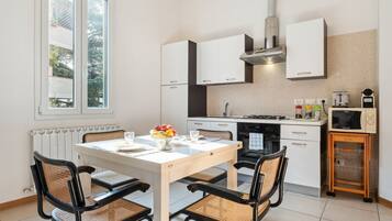 Kühlschrank, Mikrowelle, Ofen, Esstisch