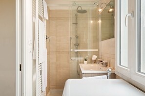 Douche, sèche-cheveux, bidet