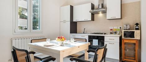 Kühlschrank, Mikrowelle, Ofen, Esstisch