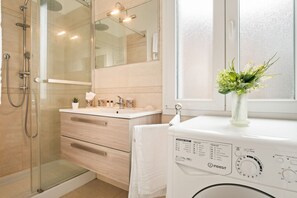 Regadera, secadora de cabello, bidet