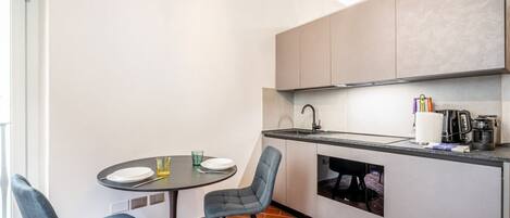 Kühlschrank, Mikrowelle, Herdplatte, Toaster