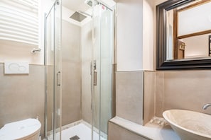 Douche, sèche-cheveux, bidet