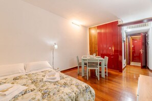 Een strijkplank/strijkijzer, wifi, beddengoed