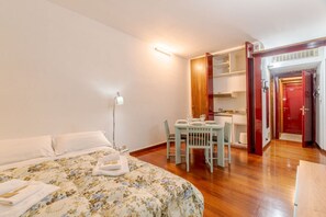 Iron/ironing board, WiFi, bed sheets