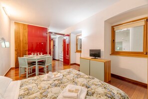 Iron/ironing board, WiFi, bed sheets