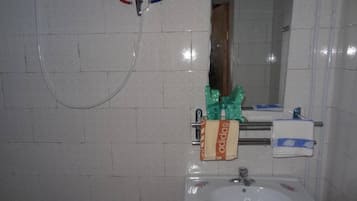 Habitació amb dos llits individuals econòmica, diversos dormitoris | Lavabo