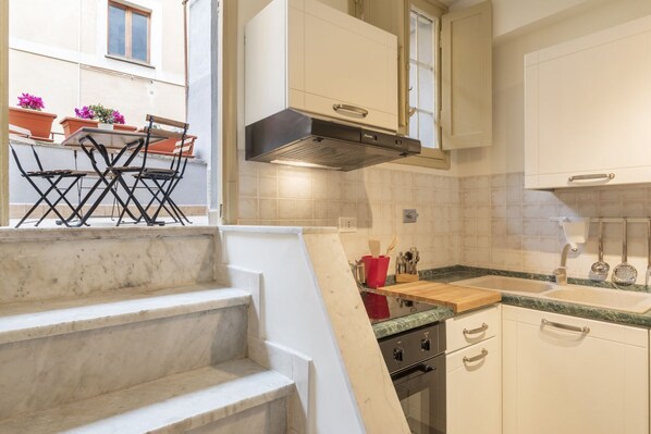 Fridge, oven, stovetop, coffee/tea maker