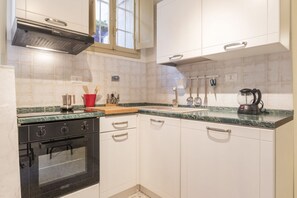 Fridge, oven, stovetop, coffee/tea maker