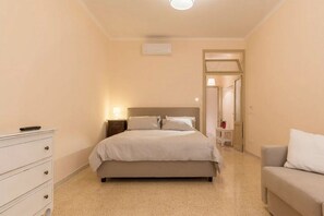 1 habitación, tabla de planchar con plancha, wifi y ropa de cama 