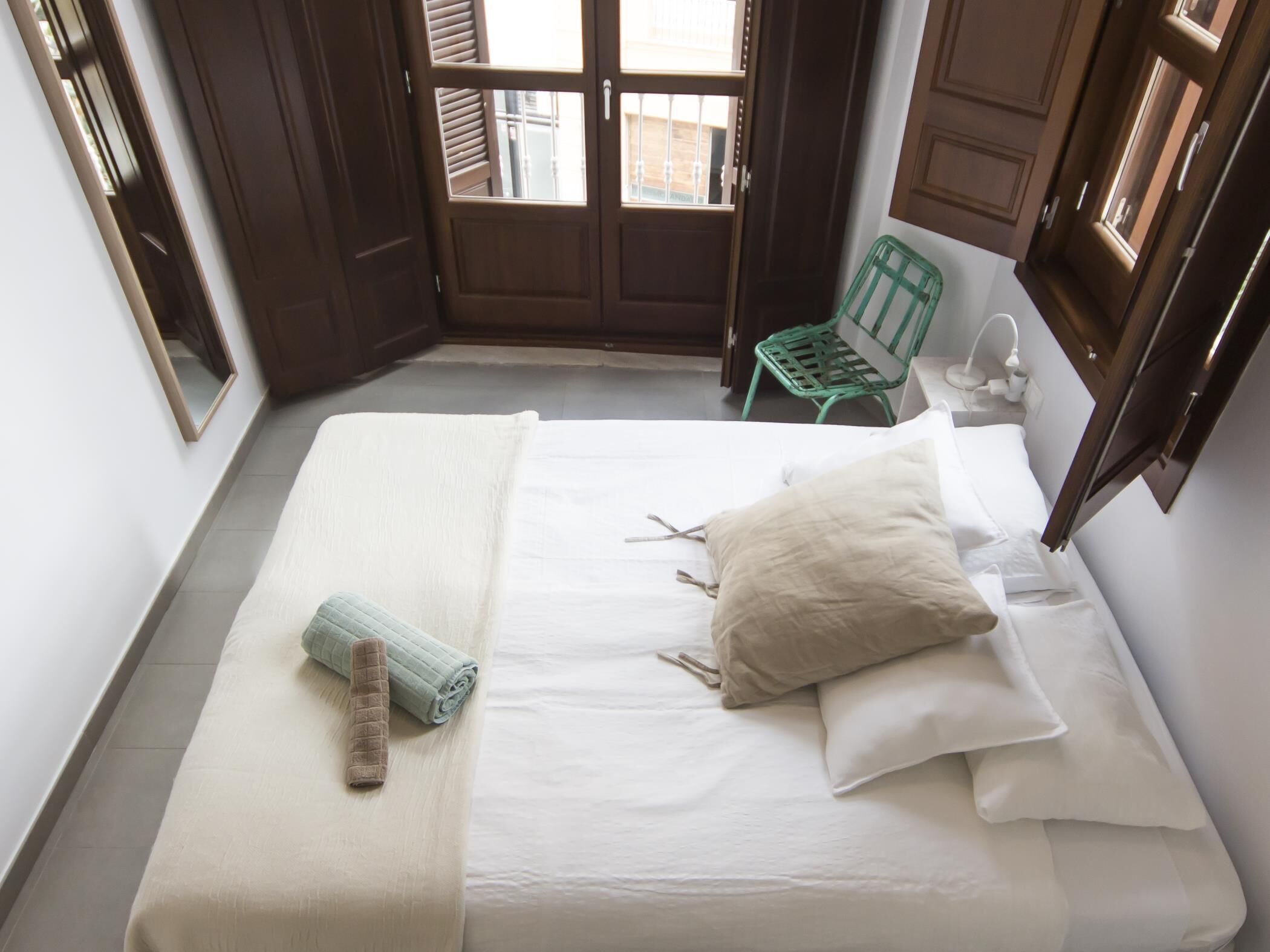 2 bedrooms, iron/ironing board, internet, bed sheets