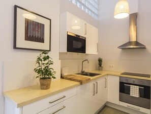 Frigorífico, microondas, horno y cafetera o tetera