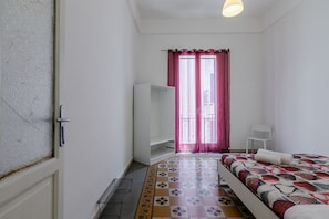 1 chambre, bureau, fer et planche à repasser, Wi-Fi
