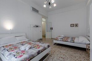 1 habitación, escritorio, tabla de planchar con plancha y wifi