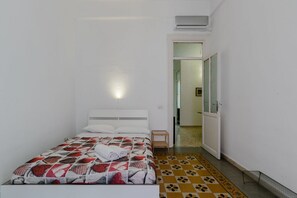 1 habitación, tabla de planchar con plancha, wifi y ropa de cama