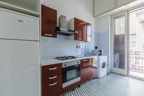 Frigorifero, microonde, forno, piano cottura