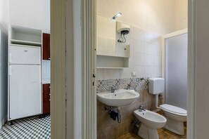 Regadera, secadora de cabello, bidet, toallas